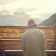 Mathias Piano Man artiste jouant du piano au bord du lac de Queenstown en Nouvelle-Zélande